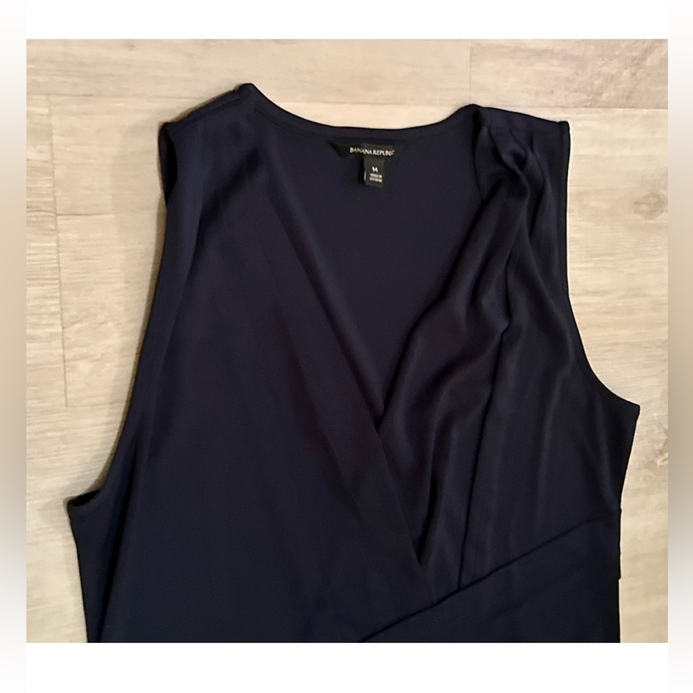 Banana Republic Women’s Blouse M - Sleeveless V-Neck Dark Blue - Like New